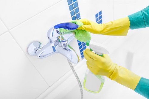 Kitchen deep cleaning during a tenancy end handover in Kingston upon Thames